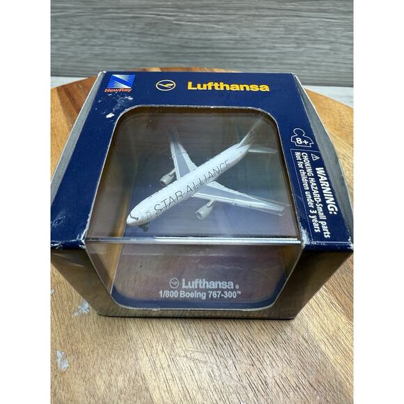NewRay 1/800 Scale Lufthansa Boeing 767 - 300 Pop - Picture 2 of 6